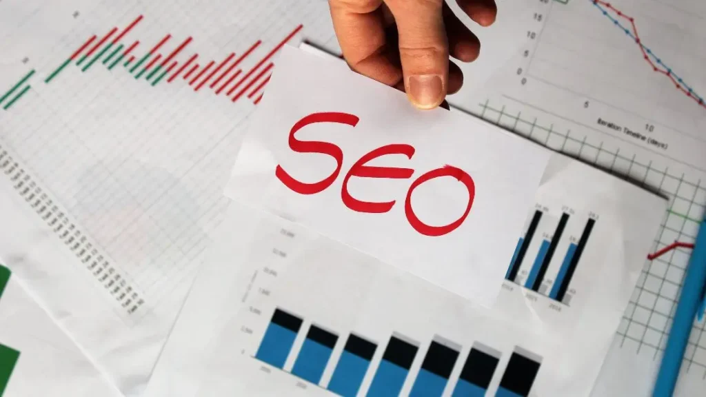Consultor SEO analisando tráfego orgânico para otimização de site.
