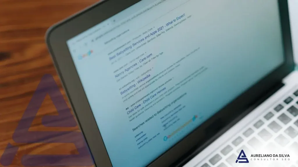 Consultor SEO analisando palavras-chave e tráfego para impulsionar negócios