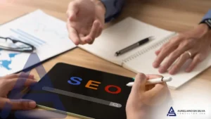 Consultor SEO dedicado analisa estratégias locais de crescimento